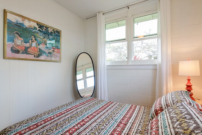 separate bedroom with queen size bed - 244 Awakea Rd