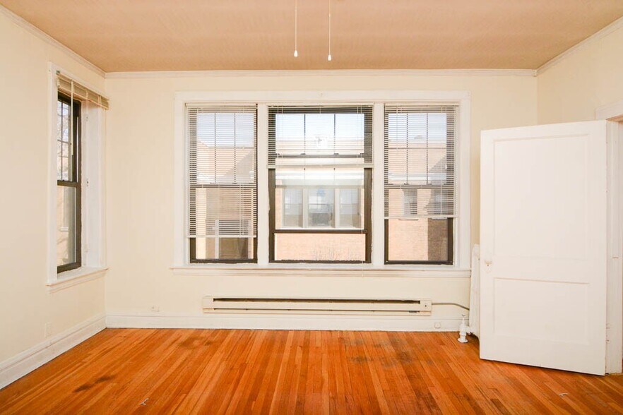 Building Photo - 730 W Barry Ave