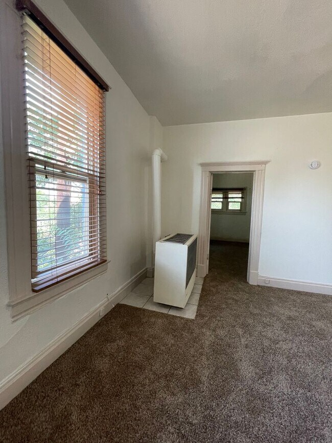 Building Photo - 207 Midway Ave