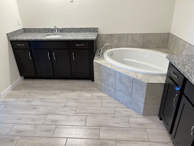 Building Photo - Stunning and spacious Single Family Home!