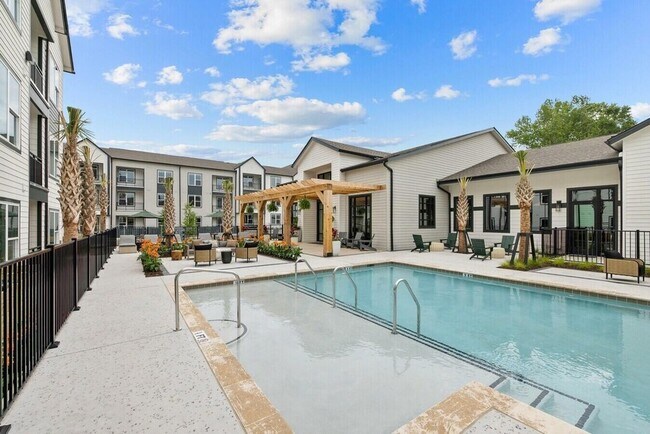 Building Photo - 3812 W Montague Ave