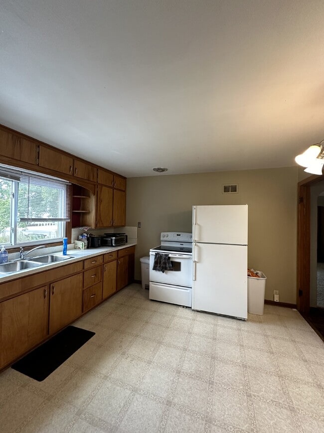 Building Photo - 4 Bed 2 Bath with AC close to UWEC!