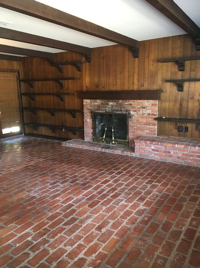 Building Photo - Charming Vintage 3BR/1.5BA Corner Lot Home...