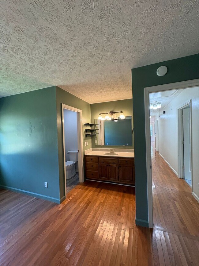 Building Photo - 671 Circle Dr