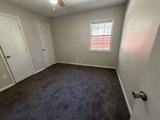 Building Photo - 812 Ridgewood Way