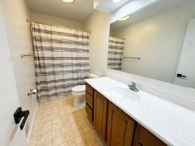 Building Photo - Amazing High-End Townhouse - End Unit - Ca...