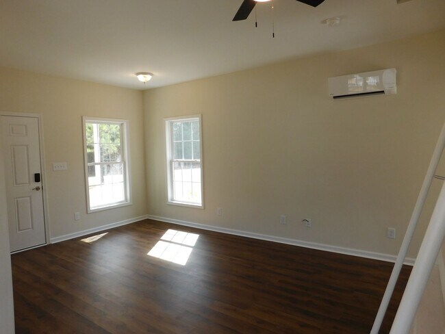 Building Photo - 240 Alexander Wy S