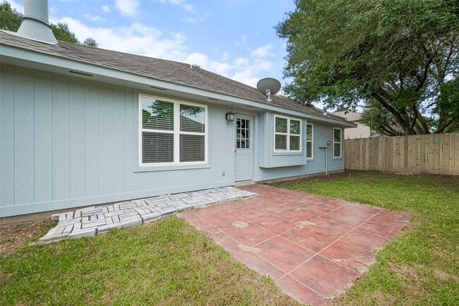 Building Photo - 2902 Secluded Dr