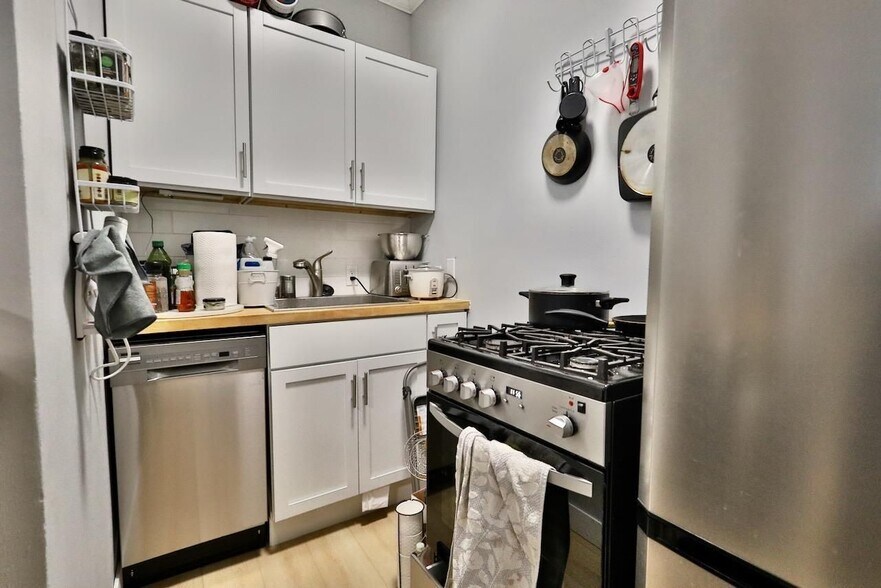 Building Photo - 450 W Doty St