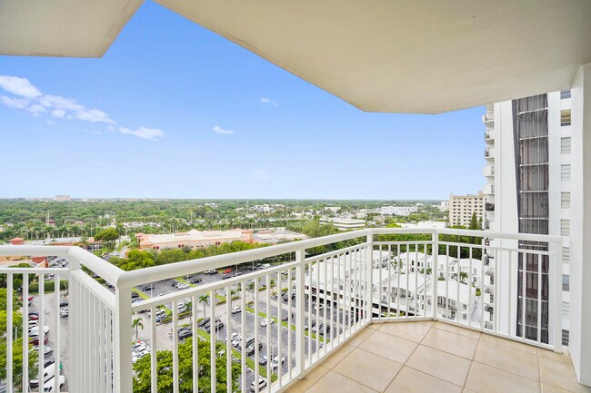 Building Photo - 18051 Biscayne Blvd