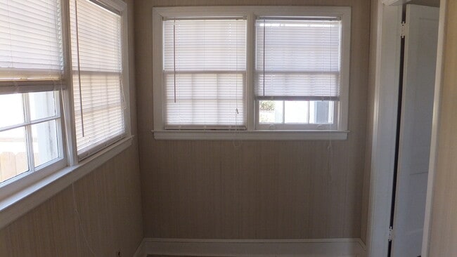 Building Photo - Two bedroom in great location