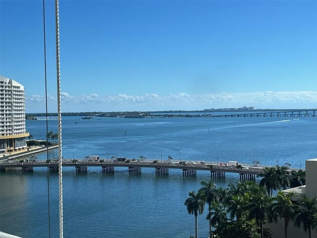 Building Photo - 495 Brickell Ave