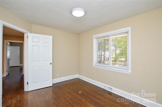 Building Photo - 2511 Woodstar Rd