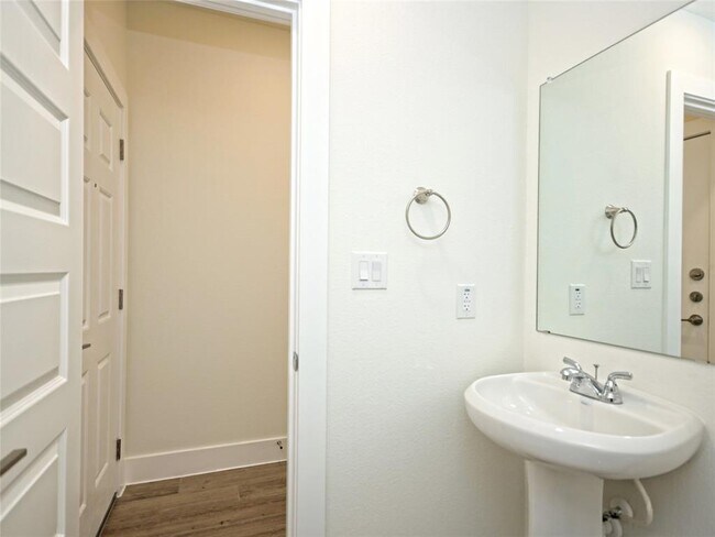 Building Photo - 415 Parkline Dr