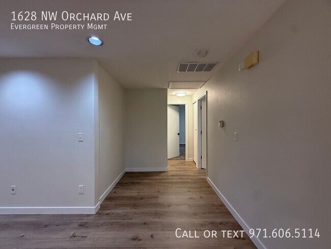 Building Photo - 1628 NW Orchard Ave