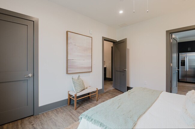 Building Photo - Spacious & Modern Two Bedroom Apartment! *...