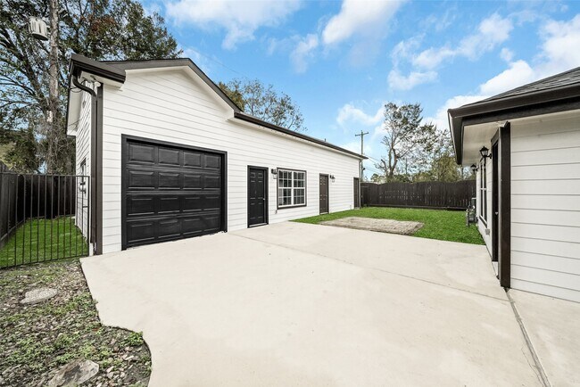 Building Photo - 7647 Greendowns St