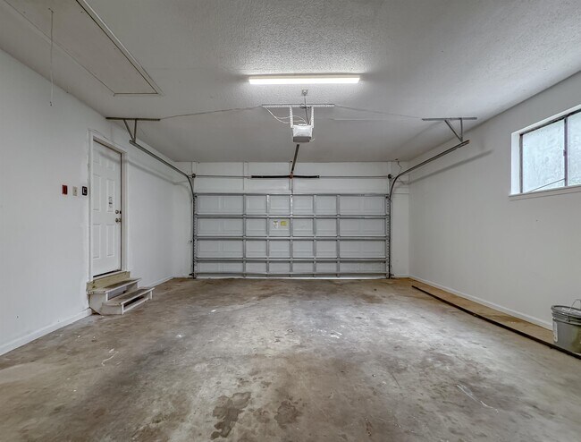 Building Photo - 3735 Donovan Dr