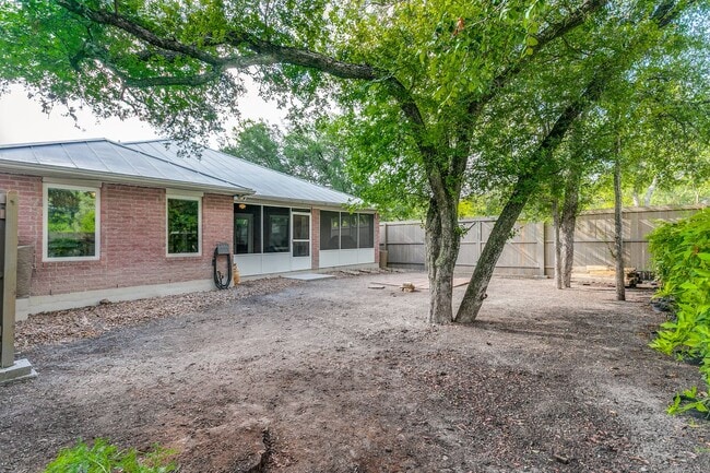 Building Photo - 10 Oakwell Farms Pkwy