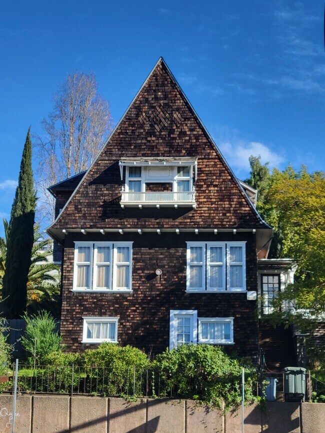 Building Photo - 3 Bedroom Unit Available Now!!