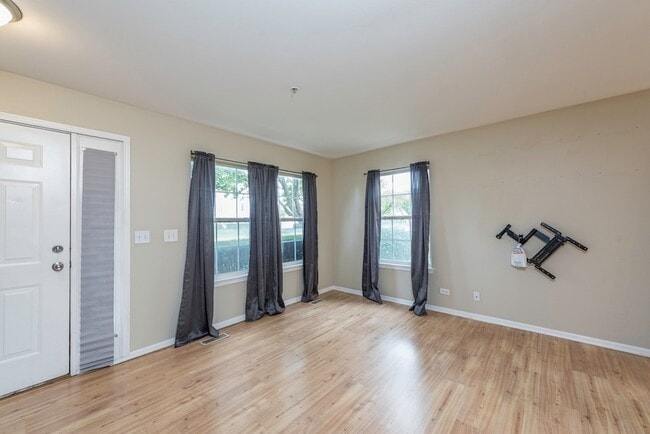 Building Photo - 1169 Orleans Dr