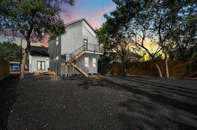 Building Photo - 207 Lockwood Dr