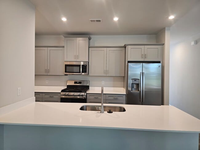 Building Photo - 421 Mariene Dr