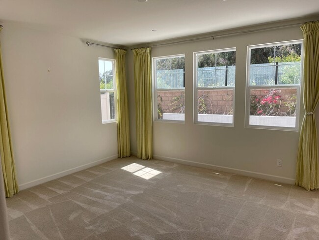 Building Photo - Large 5 Bed / 3 Bath Standalone unit in Lo...