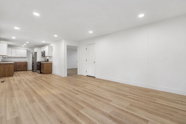 Building Photo - 2302 S Hampton Ave