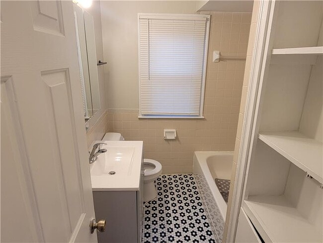 Building Photo - 2983 E Moreland Dr