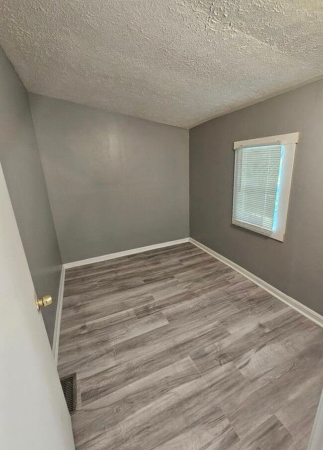 Building Photo - Updated 3BR house in West Louisville-Secti...