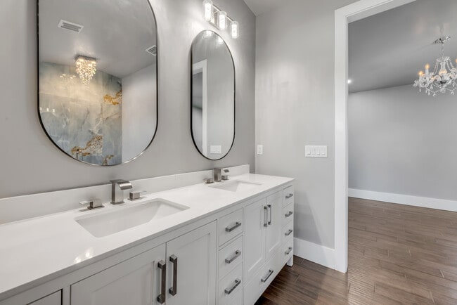 Building Photo - 1707 N Peninsula Ave