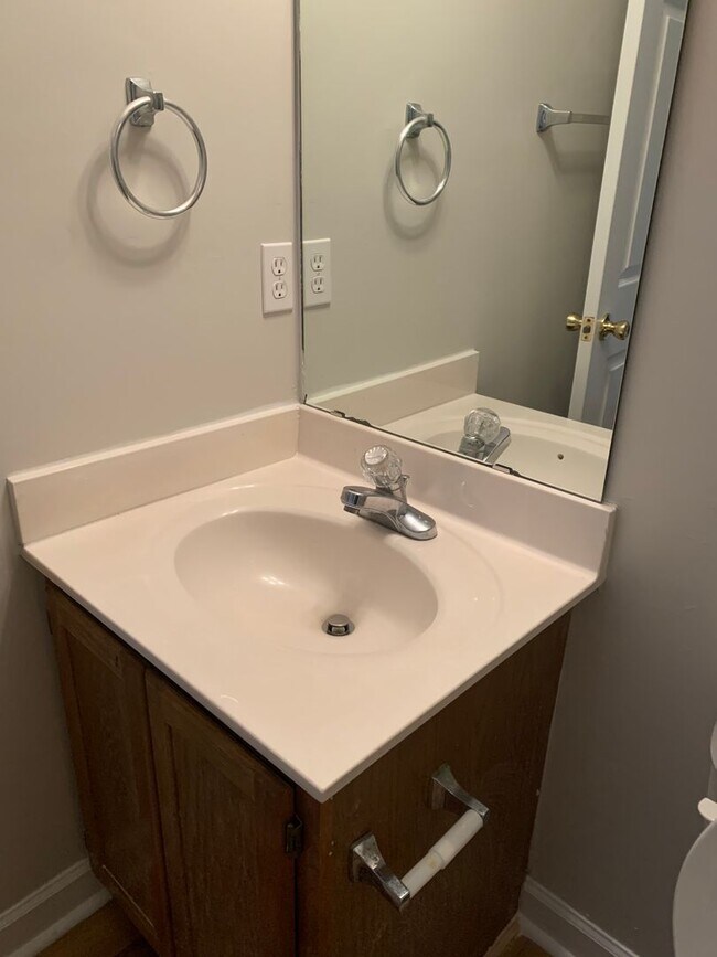 Building Photo - 3  Bedroom Townhome
