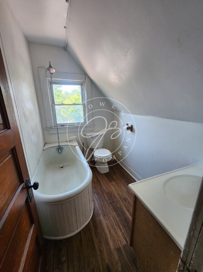 Building Photo - 3 bed 1 bath with bonus rooms!