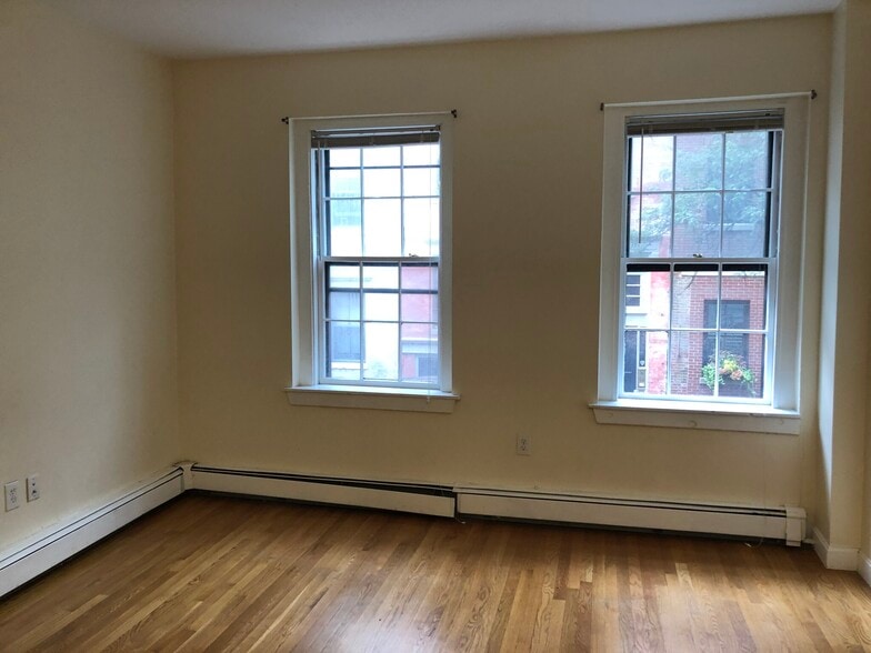 Building Photo - 28 Phillips St