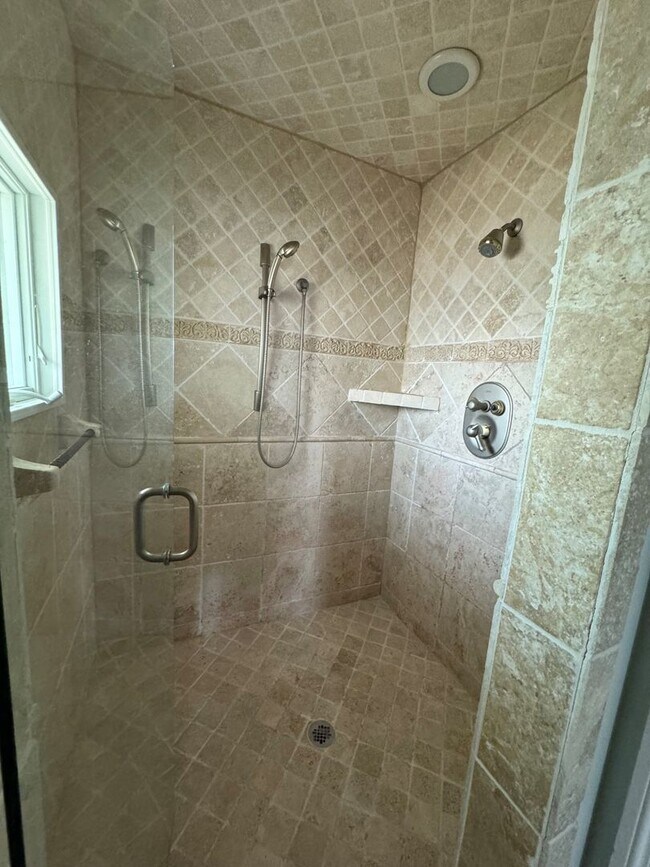 Building Photo - Immaculate 4 bedroom 3.5 bath Home at North End