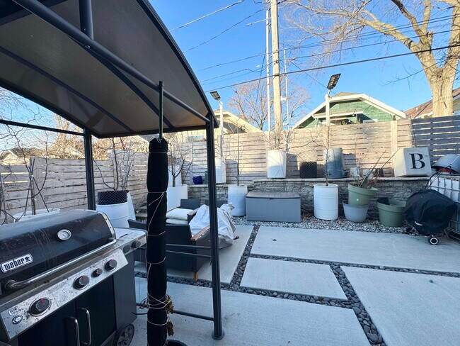 Building Photo - 4732 Mercier St