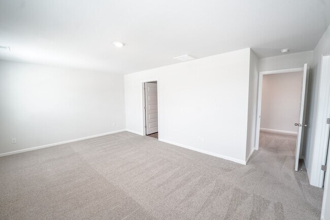 Building Photo - AVAILABLE NOW!