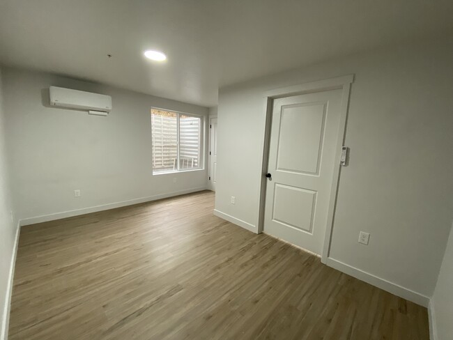 Building Photo - Completely Renovated Apartment!