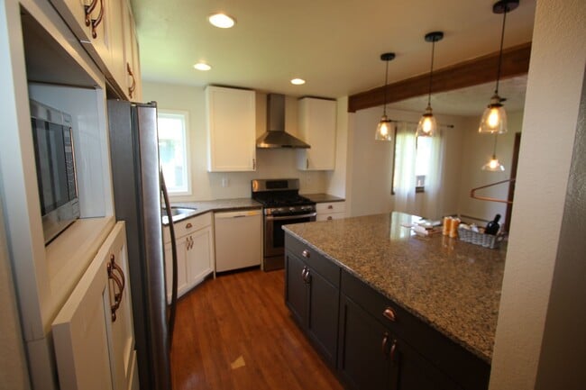 Building Photo - Lovely 3 Bedroom Home in Bayshore!