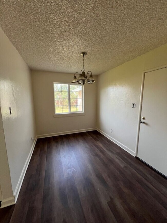 Building Photo - Beautiful 3 Bed and 1.5 Bath Home with 2 Car Garage Rent $2,250.00