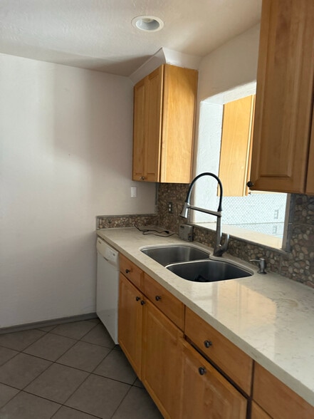 Building Photo - 2923 W Rose Ln