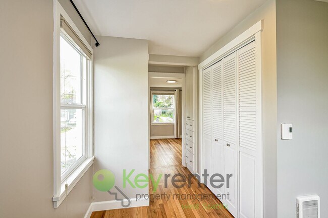 Building Photo - Modern Seattle Living with Deck, Yard, and Beautiful Views