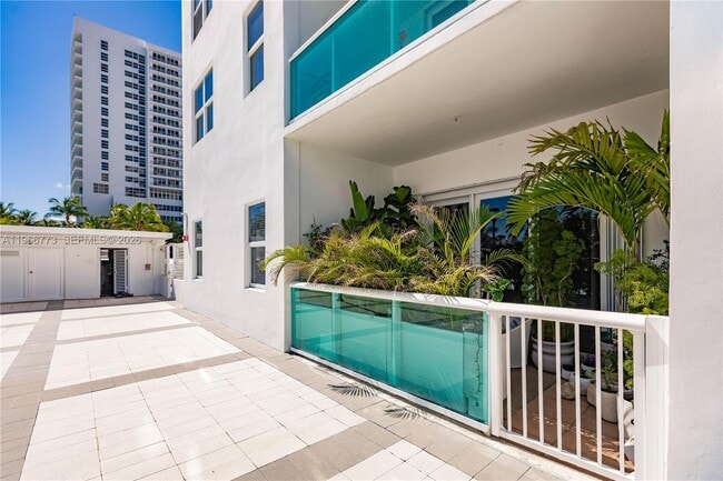 Building Photo - 5001 Collins Ave