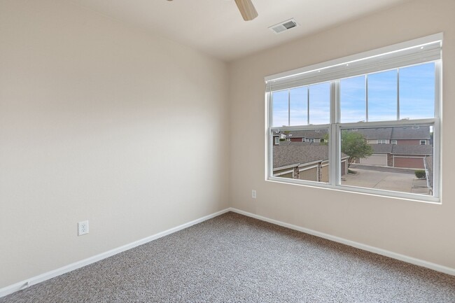Building Photo - Evolve Real Estate: Beautiful 3 Bed / 2.5 ...
