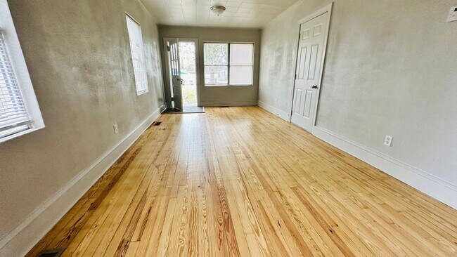 Building Photo - 206 Downes St