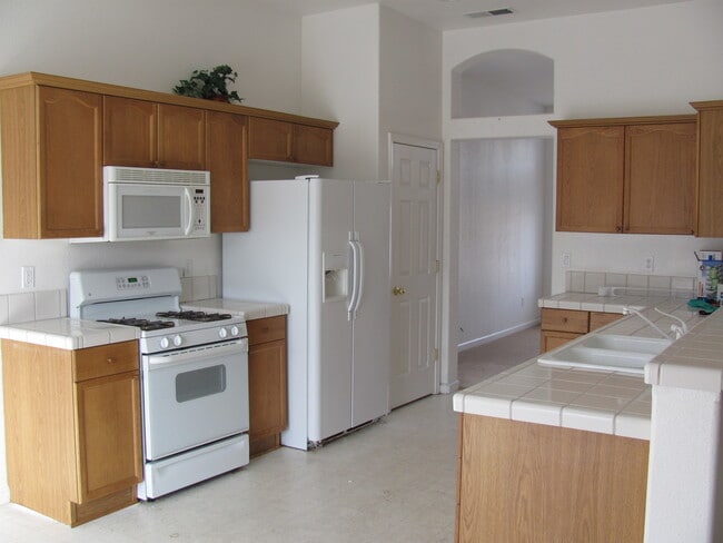 Building Photo - 930 Desert Breeze Way