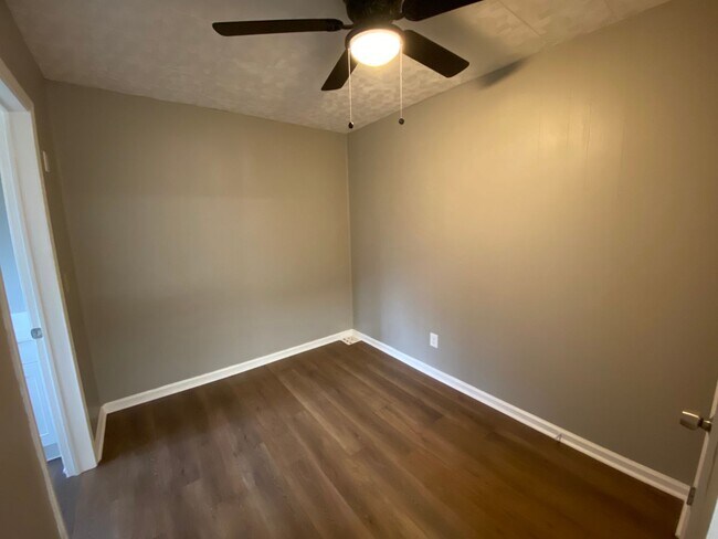 Building Photo - 4 bedroom, 1-1/2 bathroom House in West Rome!