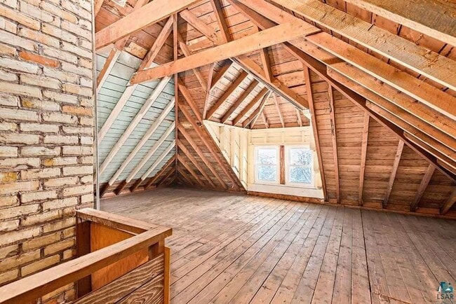 Building Photo - Available For A July/August 1st - 3 Bedroo...