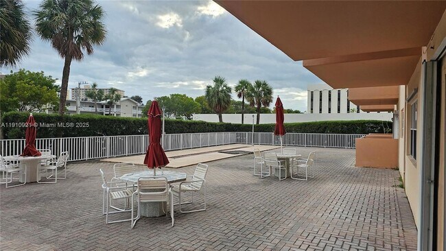 Building Photo - 2200 E Hallandale Beach Blvd